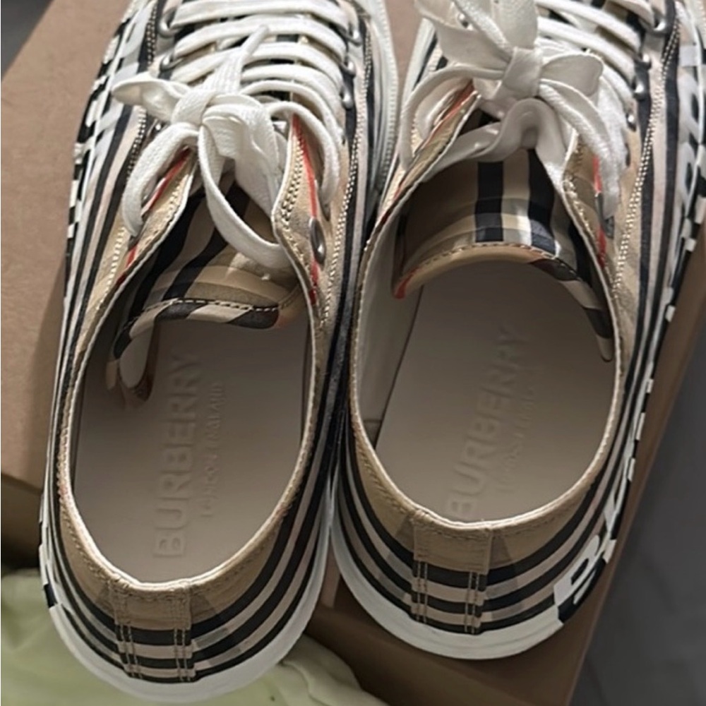 Burberry Tan Check Low-Top Sneakers with White Accents and Black Logo - Picture 5 of 7
